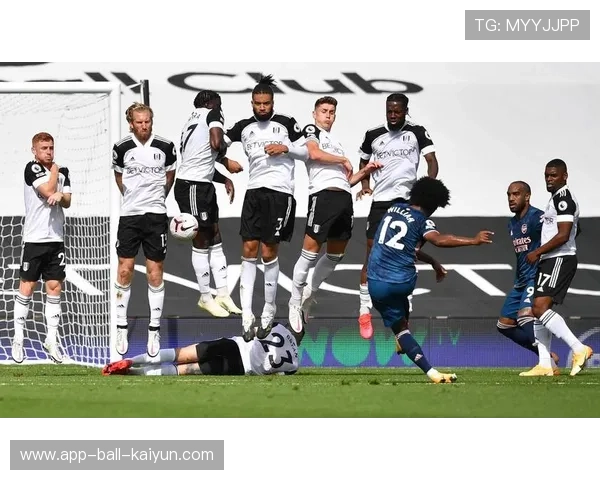 法甲豪门采取“高压+边路宽度”战术，打乱对手组织