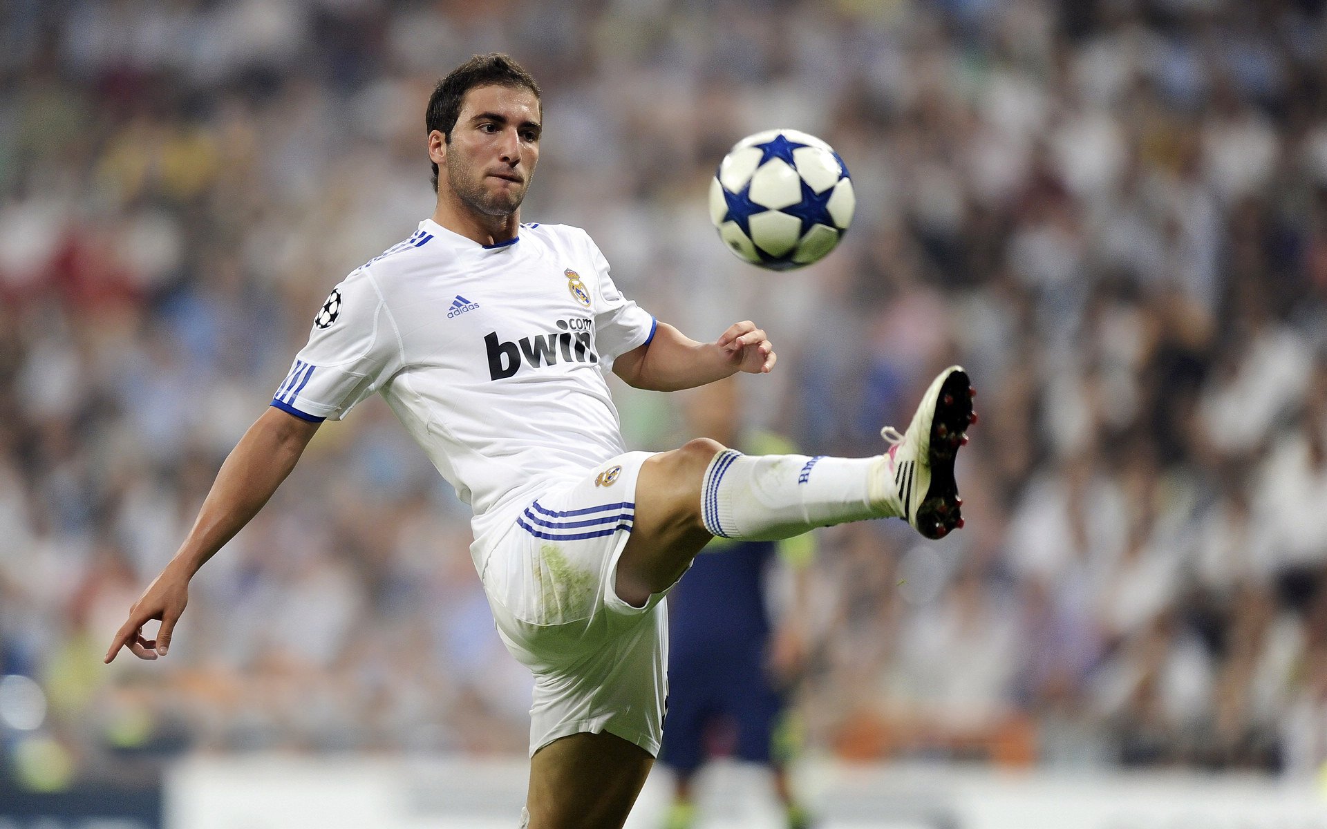 德甲迅猛攻防:节奏快,精彩无限!,迅猛突击